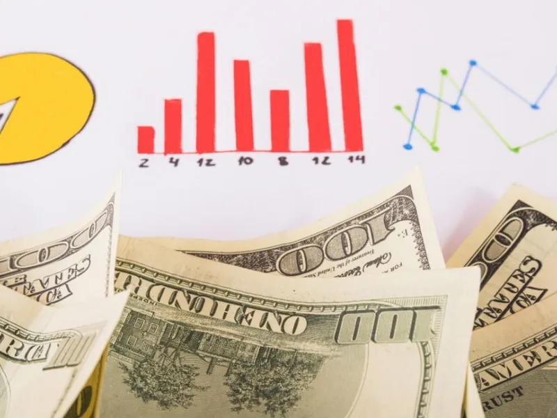 Bàn Roulette với bánh xe quay và chip cược, thể hiện chiến thuật chơi